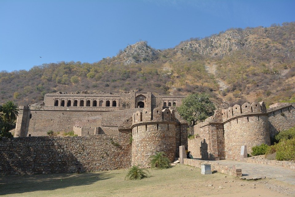 the haunted Bangarh Fort in India 